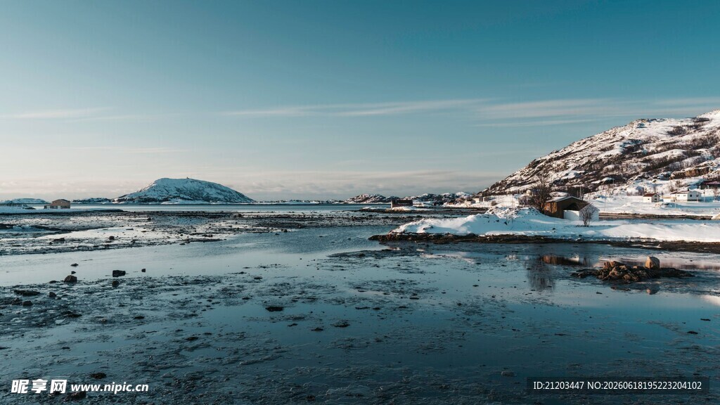 冬日冰雪覆盖的宁静湖景