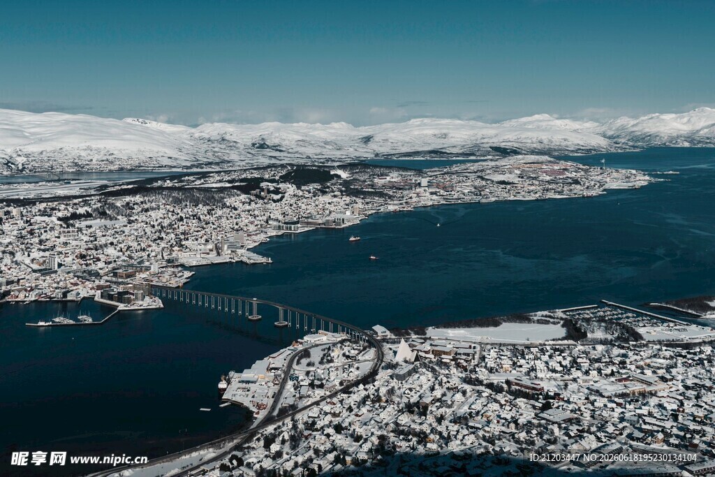 俯瞰冰雪覆盖的港湾美景