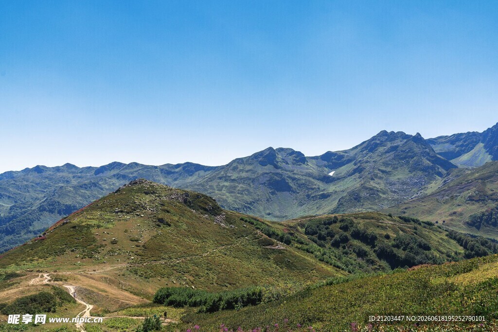 山间美景蜿蜒小路通远方