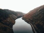 峡谷中的静谧河流