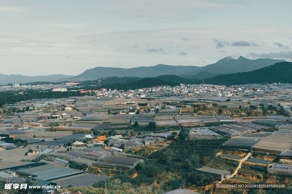 俯瞰宁静城镇与远山美景