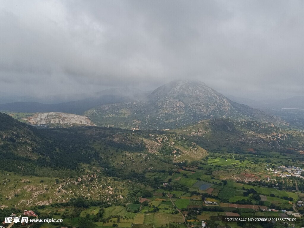 云雾缭绕的山峦风景