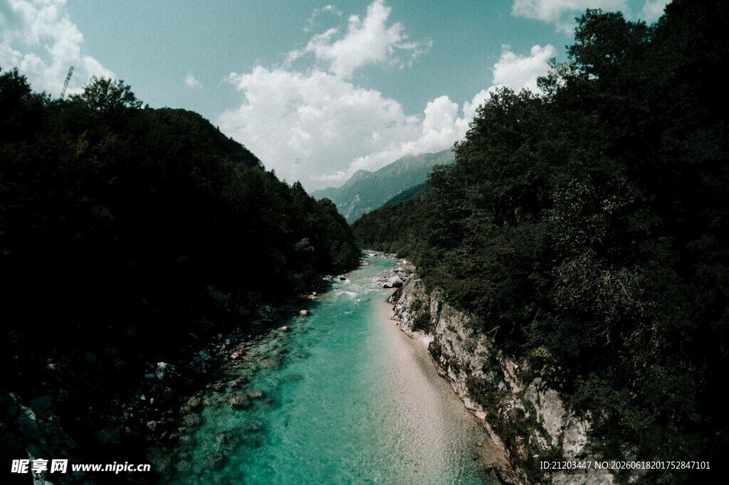 山间翠绿河流美景