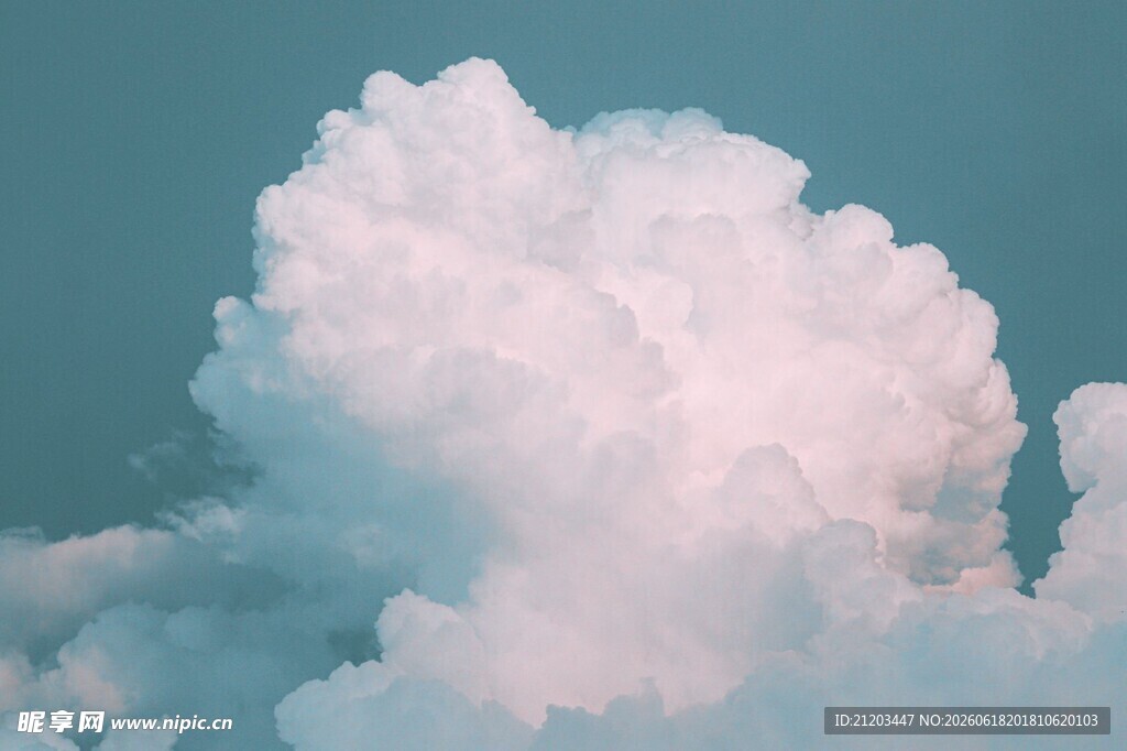 梦幻云朵纯净天空之景