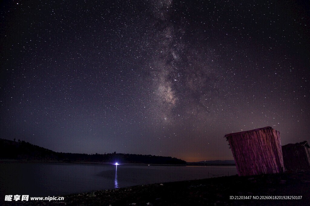 湖畔星空夜景