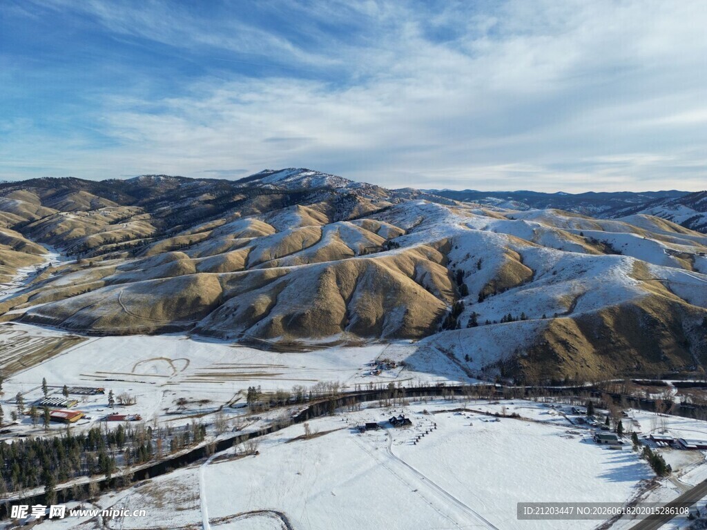 冬日雪覆山丘壮丽景观