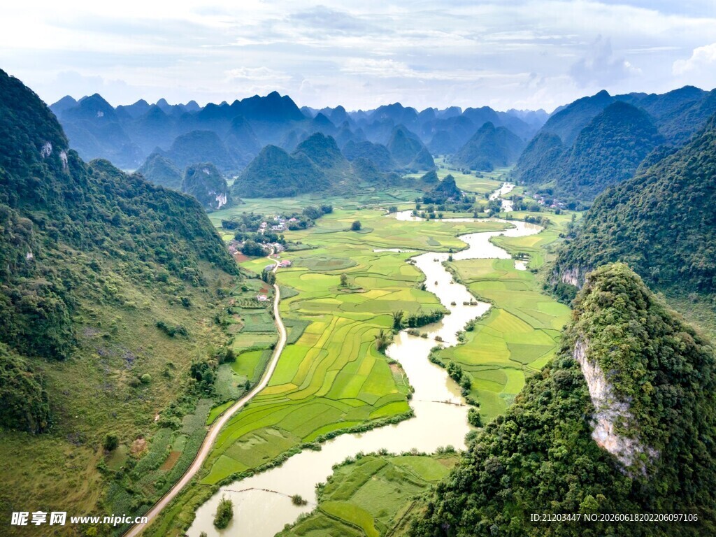 山间绿野河流风光美景