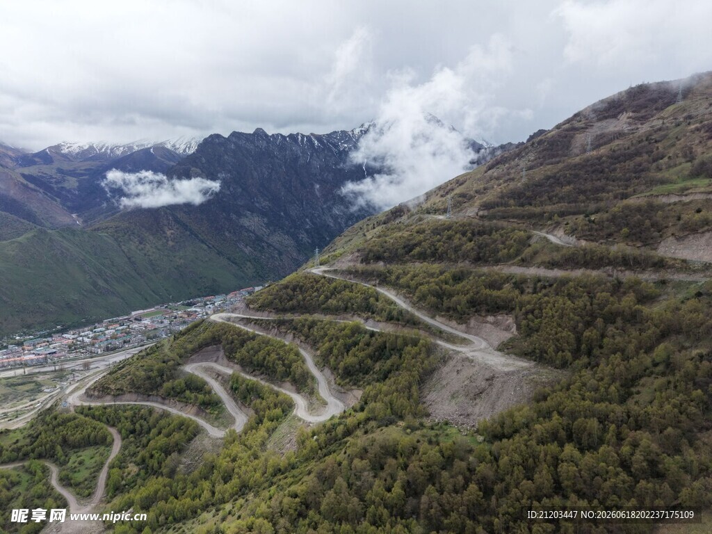 蜿蜒山路穿梭于葱郁山间
