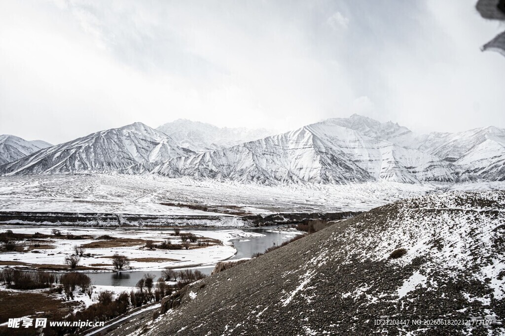 雪山下的广袤大地景观