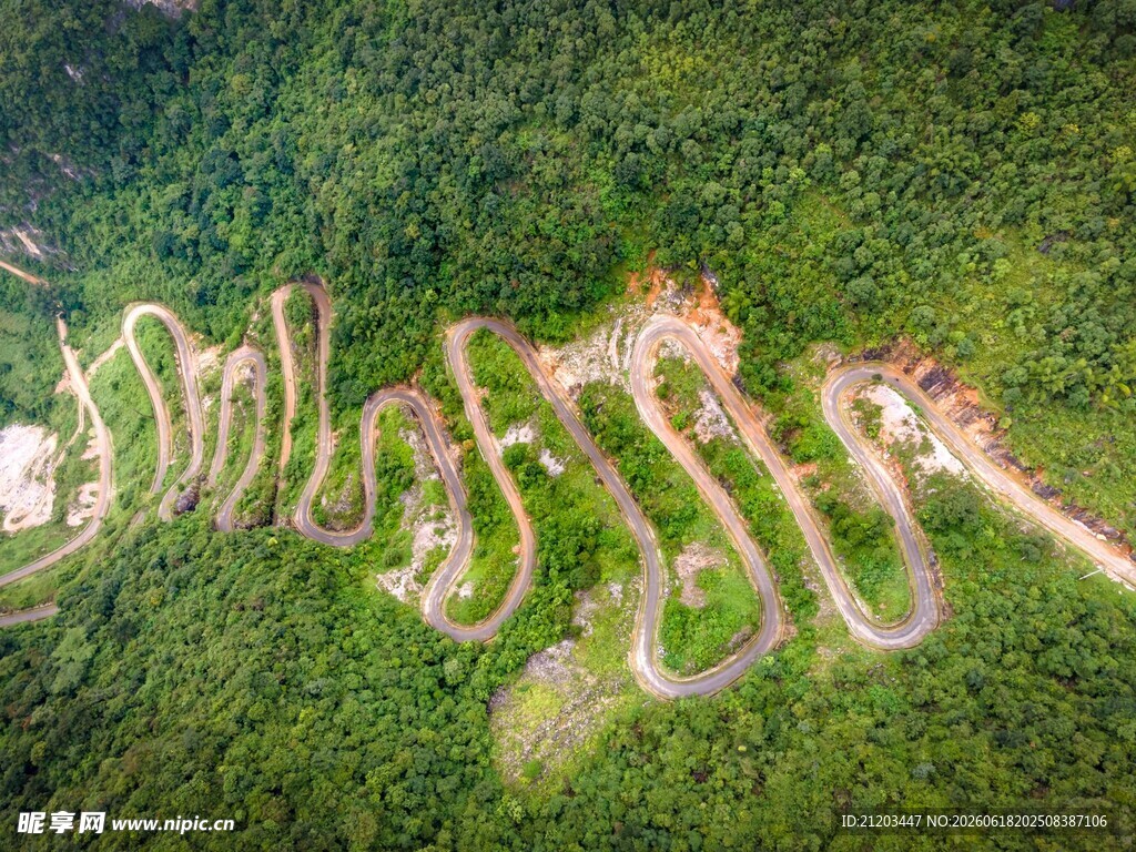 蜿蜒山路航拍美景