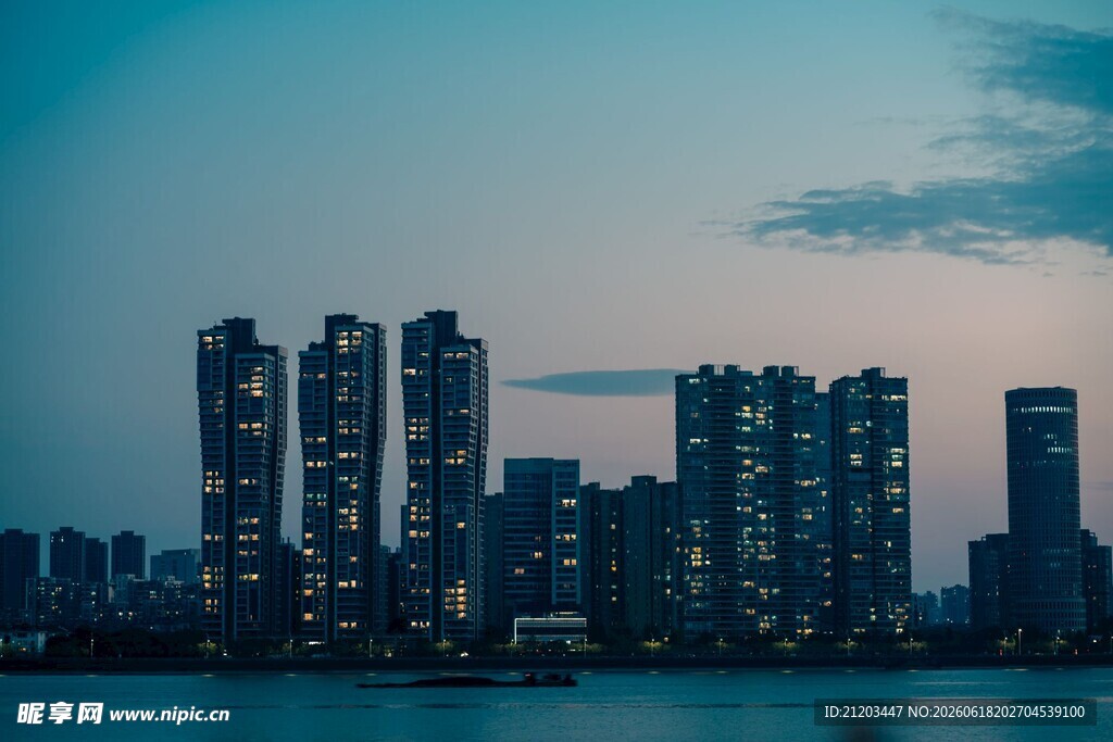 城市天际线夜幕下的繁华