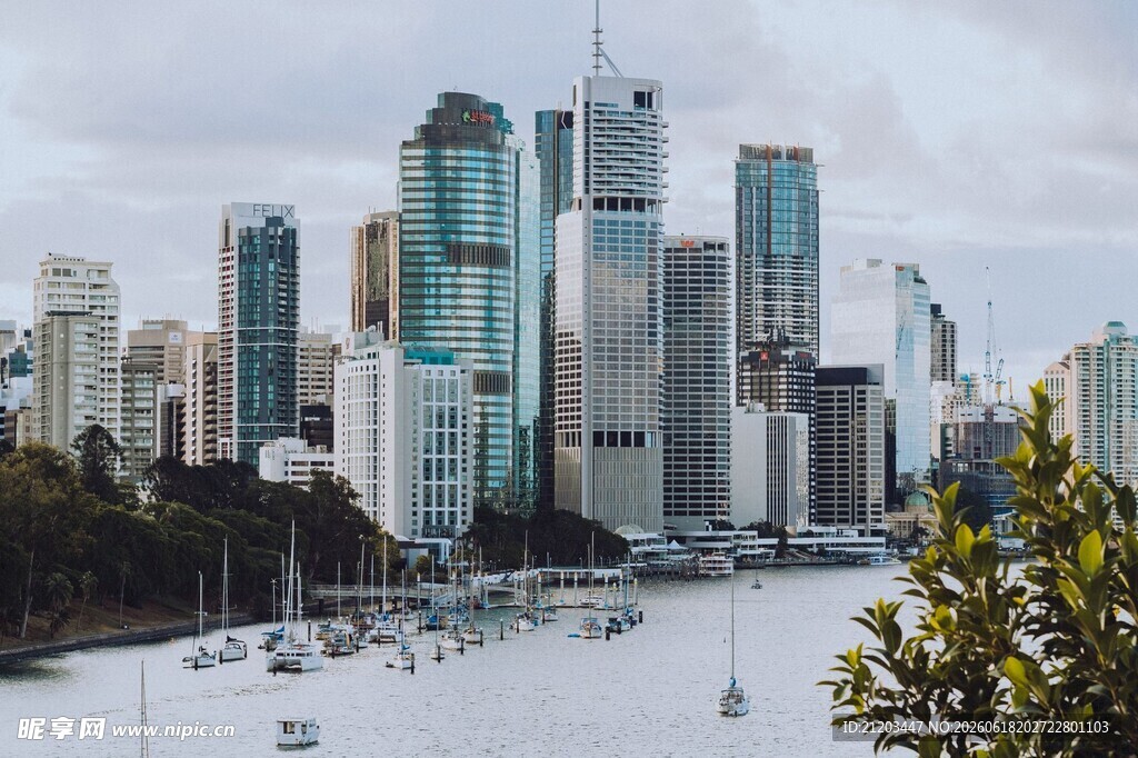 城市河畔高楼景观