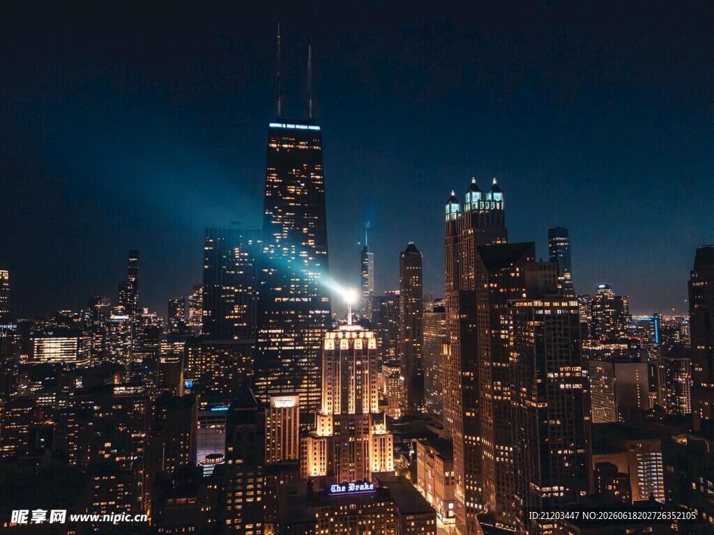 夜幕下璀璨的城市天际线