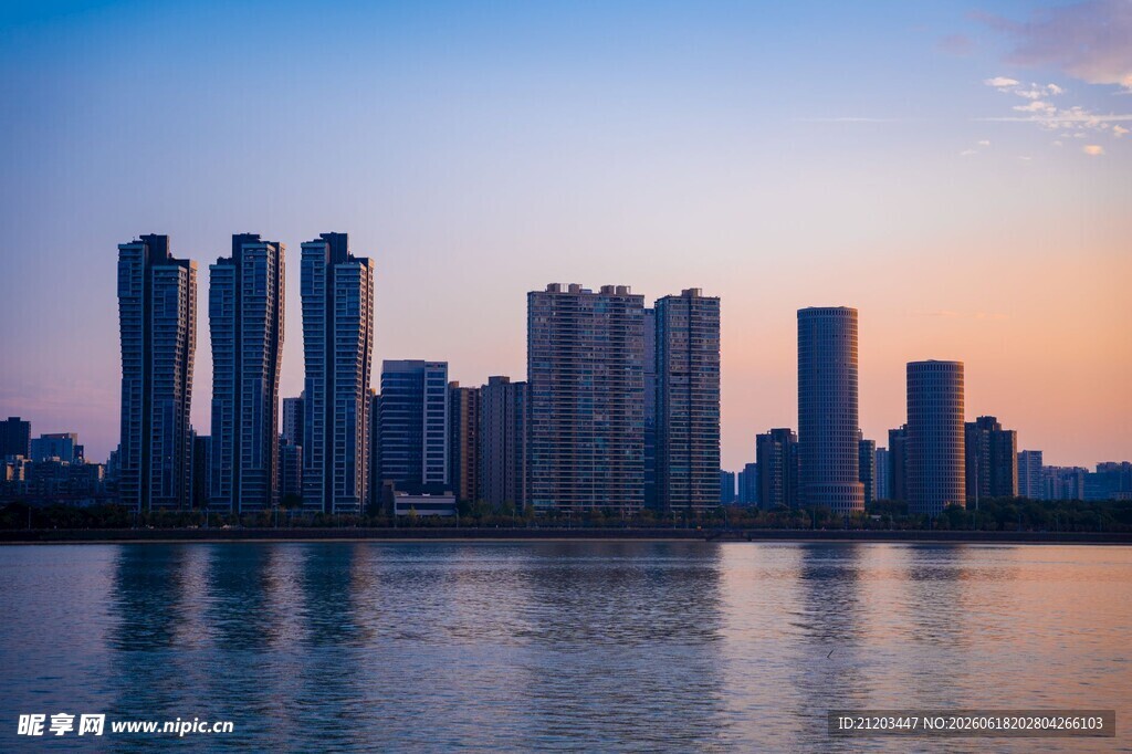 城市湖畔的日暮高楼景观