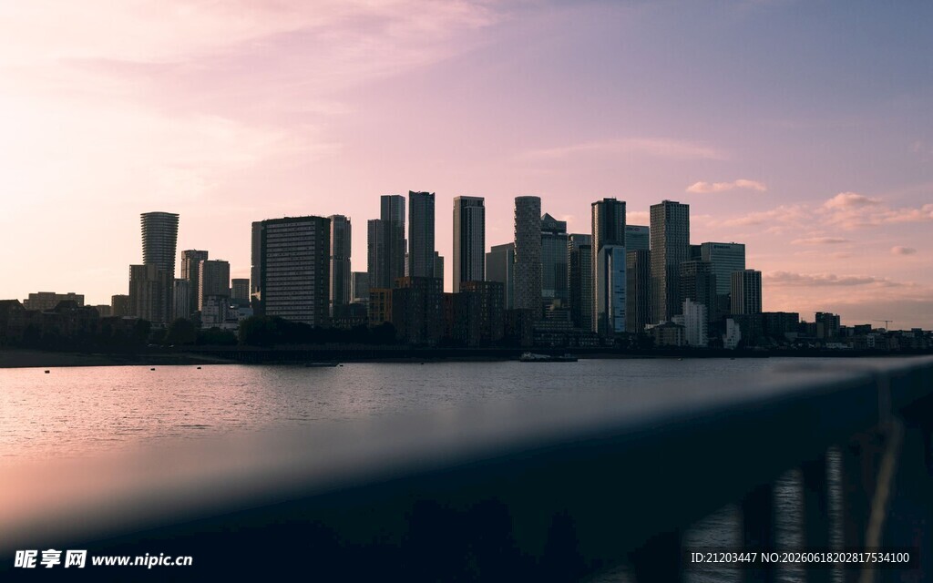 黄昏下的城市天际线