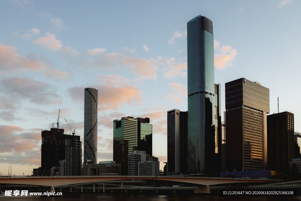 城市天际线夕阳下的繁华