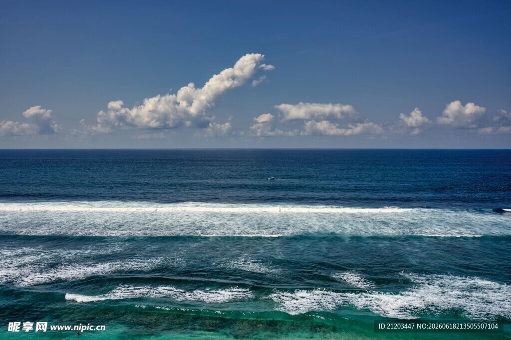 碧海蓝天海浪壮阔美景