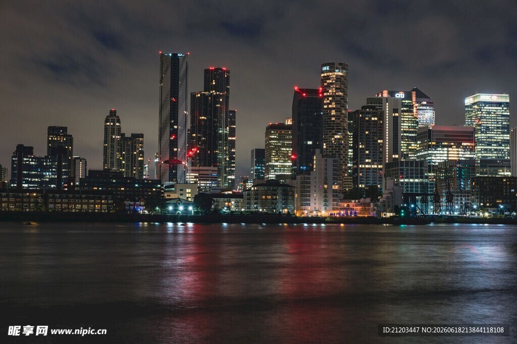 城市璀璨夜景灯火映江