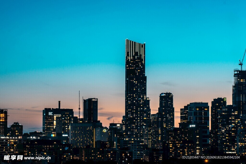 城市天际线黄昏美景