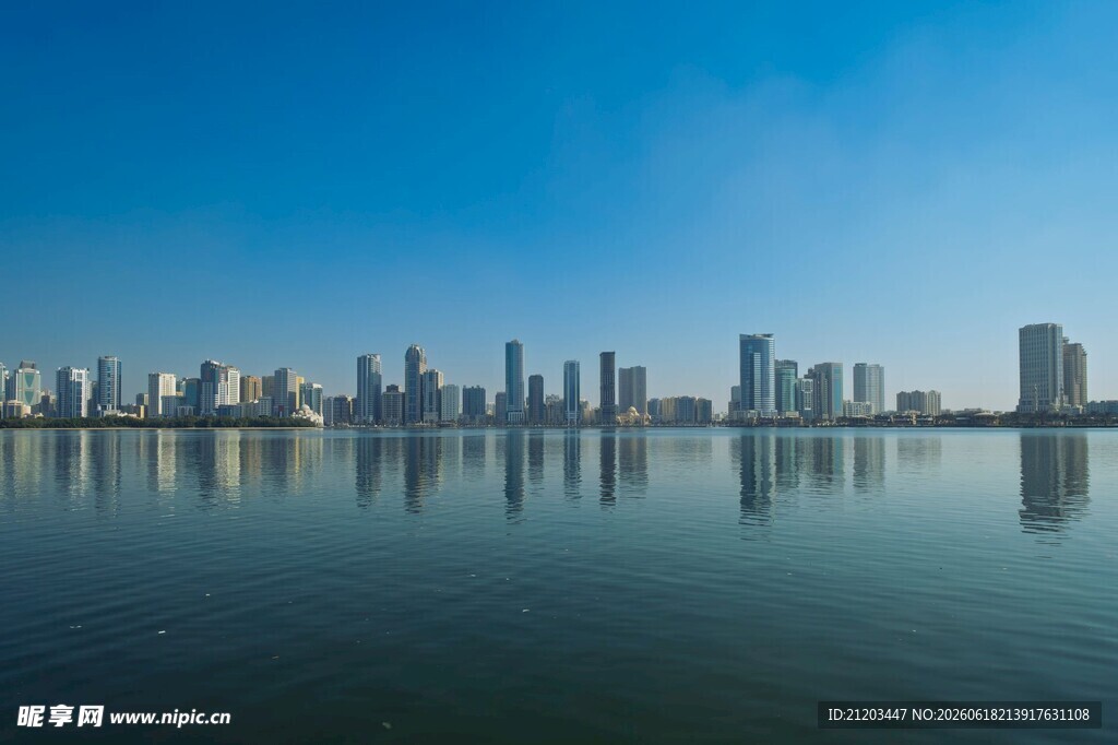 城市天际线与平静水面景色