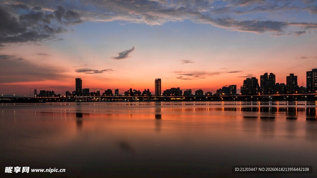 城市湖畔绝美日落景观