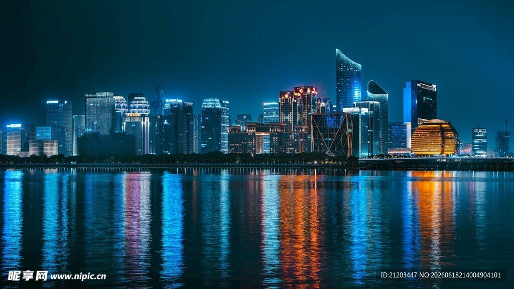 城市夜景下的璀璨水面倒影