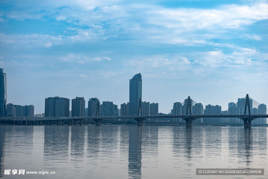 城市天际线与平静水面