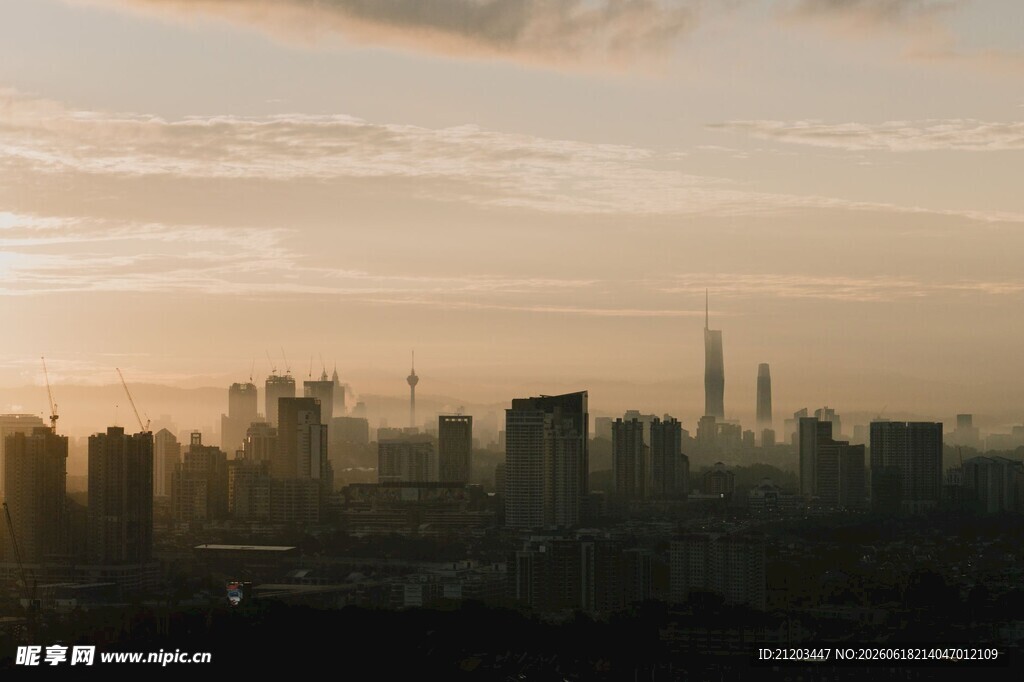 黄昏下的繁华都市天际线