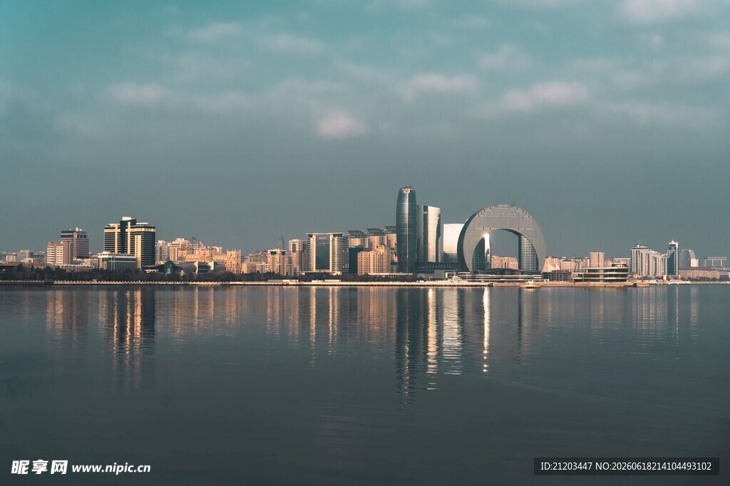 城市水岸风光天际线倒影