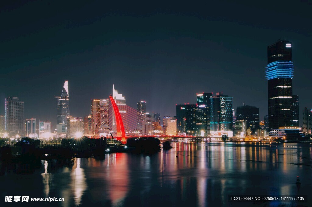 璀璨都市夜景灯火映水