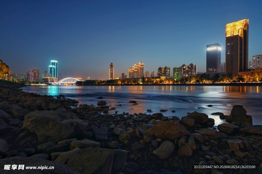 城市河畔夜景