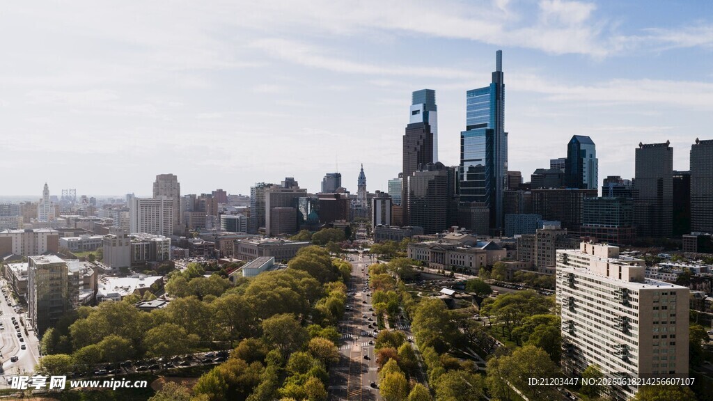 城市天际线与绿意景观