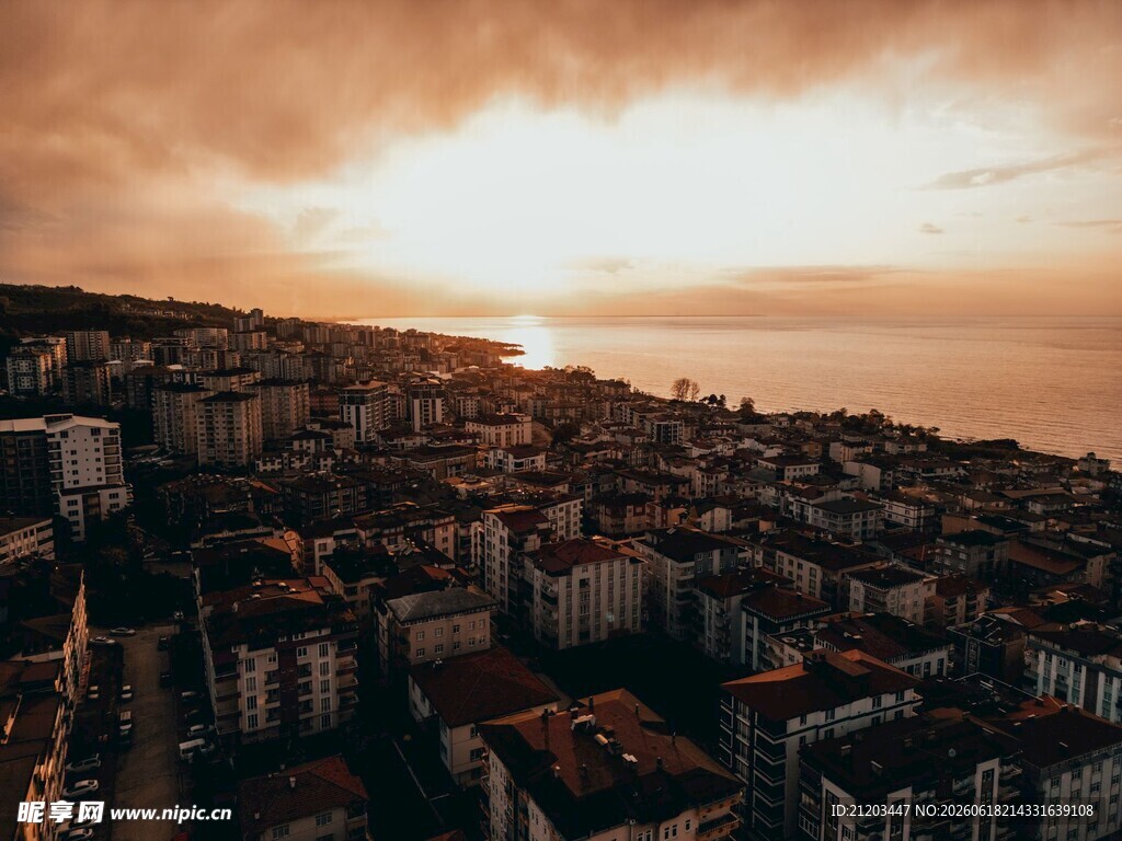 夕阳下的都市俯瞰美景