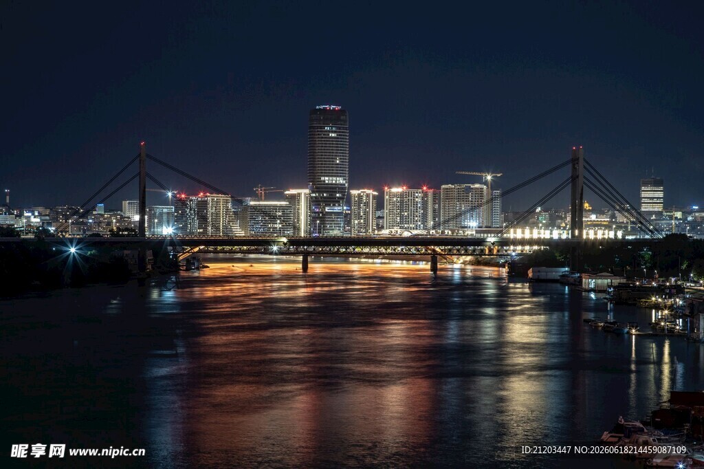 城市夜景中的璀璨河畔风光