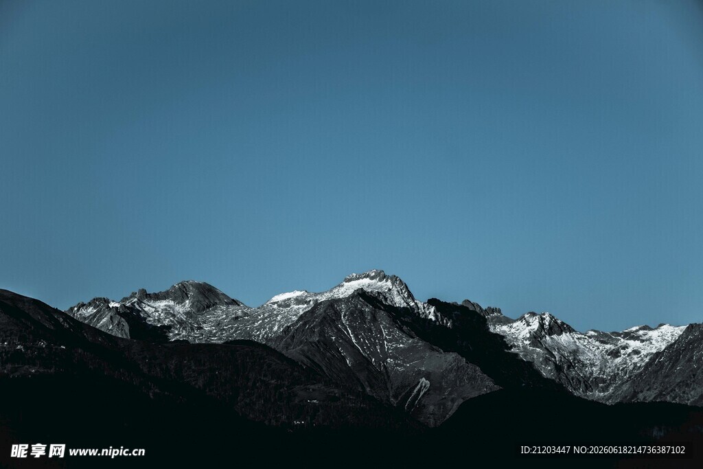壮丽雪山蓝天映衬之景