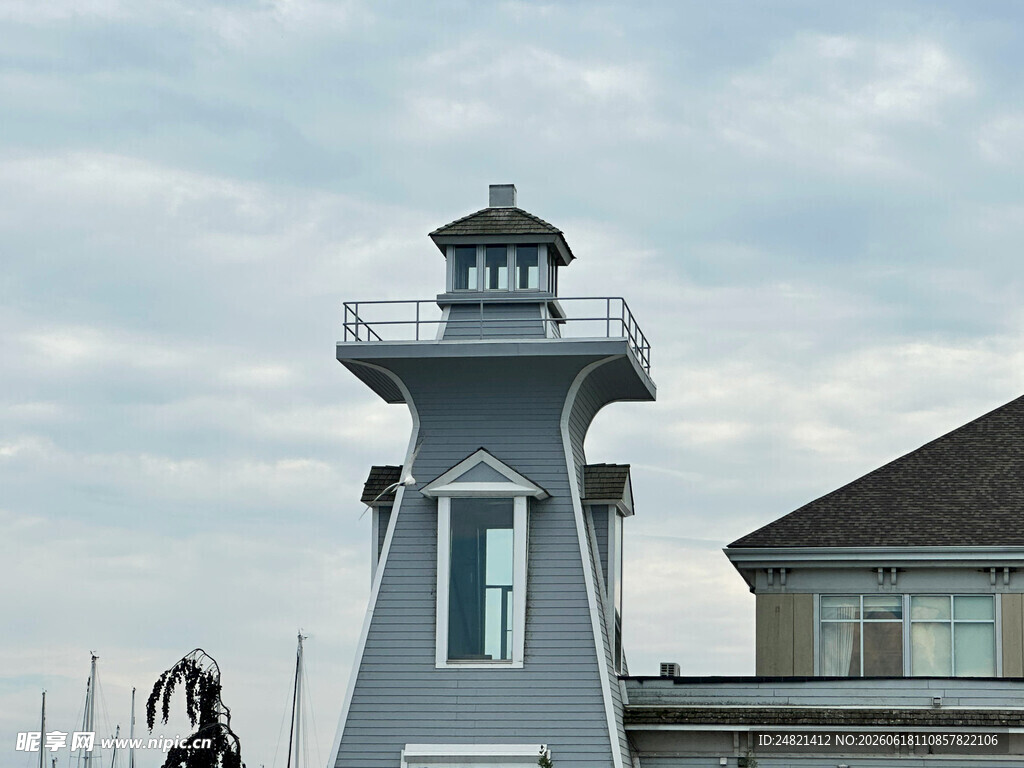 海边灰色灯塔建筑景观
