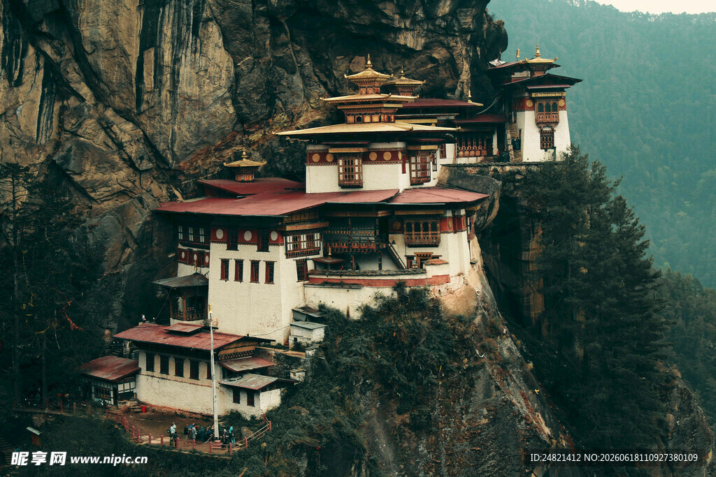 悬崖上的神秘寺庙建筑