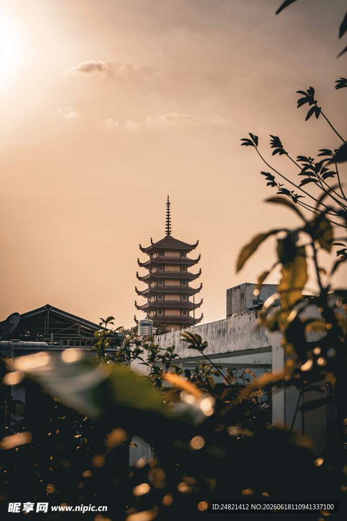 夕阳下的古塔景观