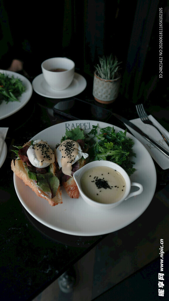 精致海鲜摆盘的美味餐食