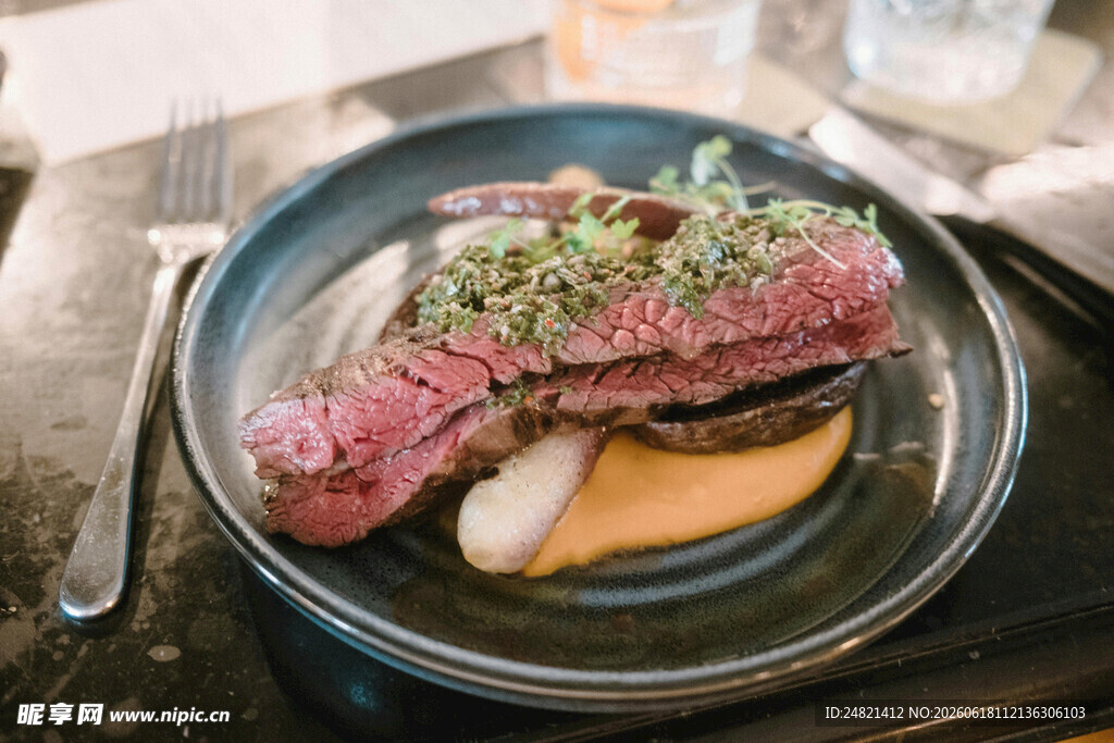 美味牛排摆盘精致