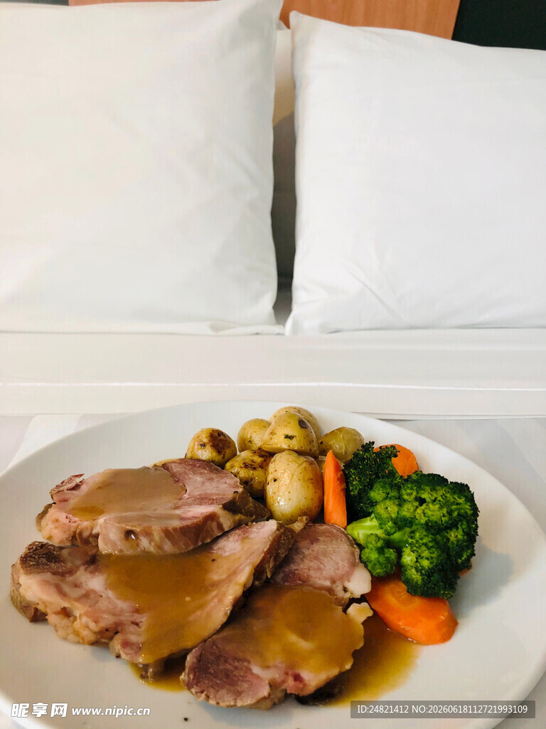 美味摆盘的烤肉类菜肴