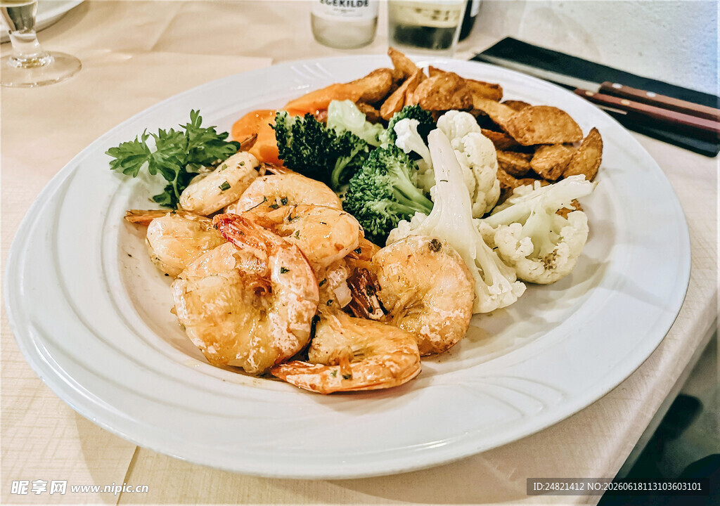 美味虾仁菜肴摆拍