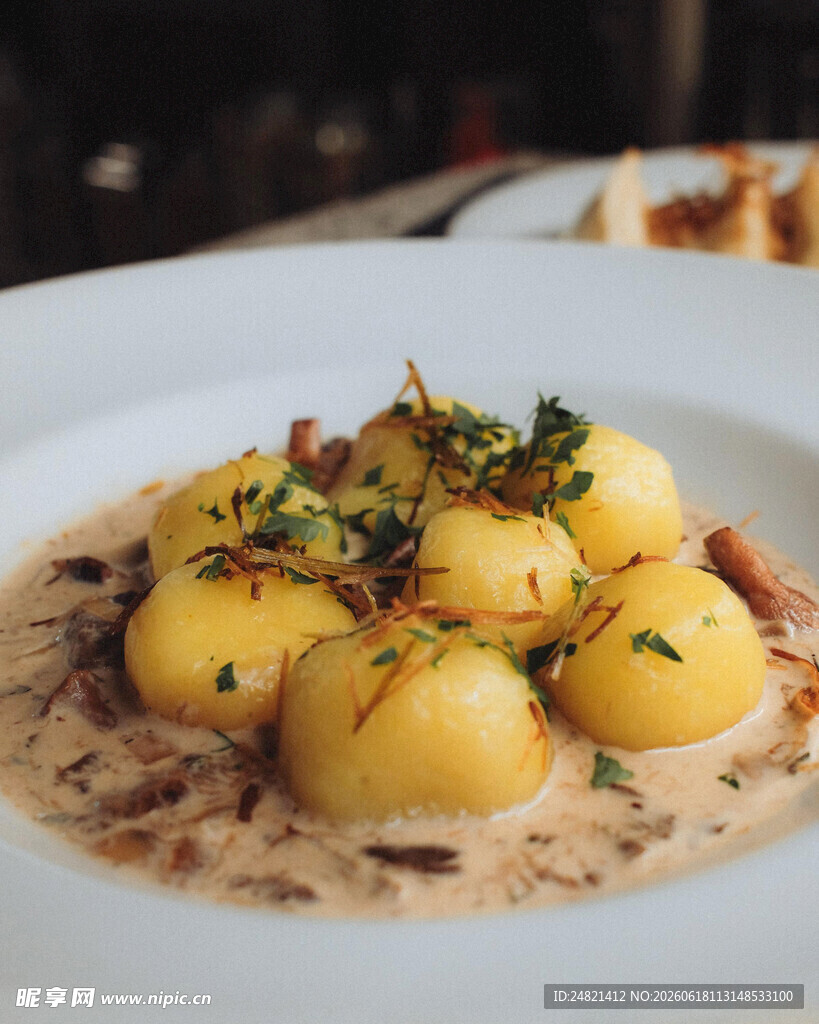 美味土豆配特色酱汁料理