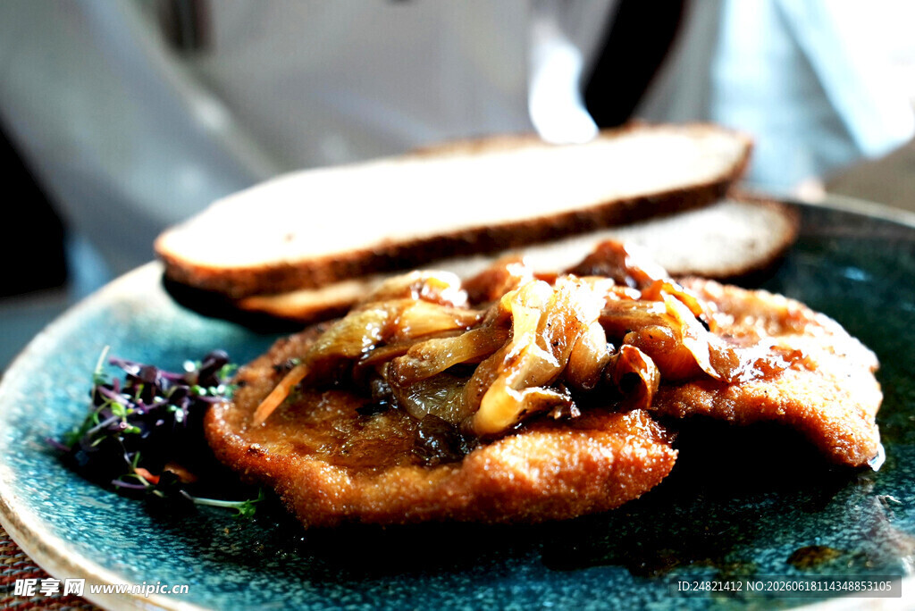 香煎肉饼配蔬菜