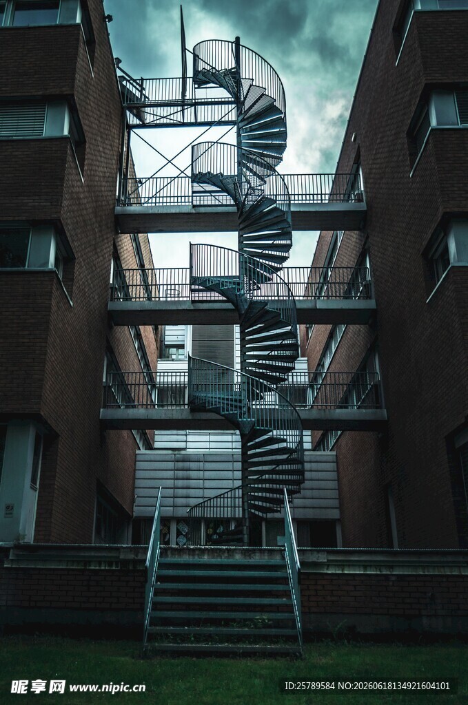 复古建筑中的螺旋式楼梯
