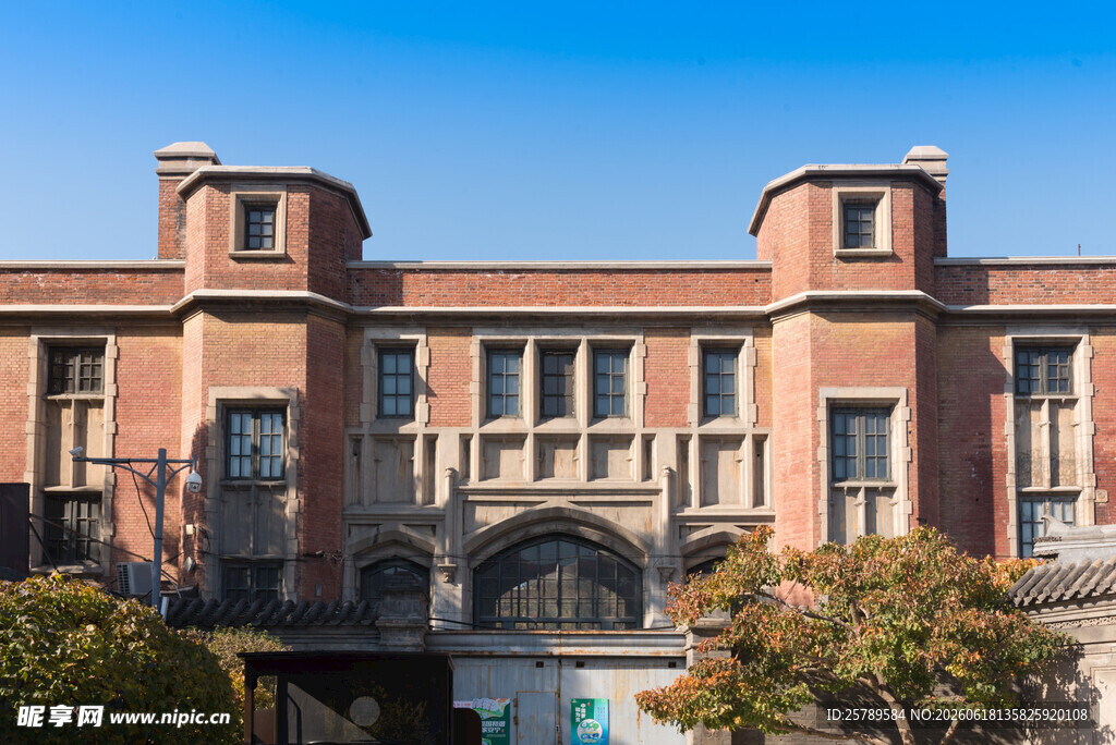 复古风格的多层红砖建筑