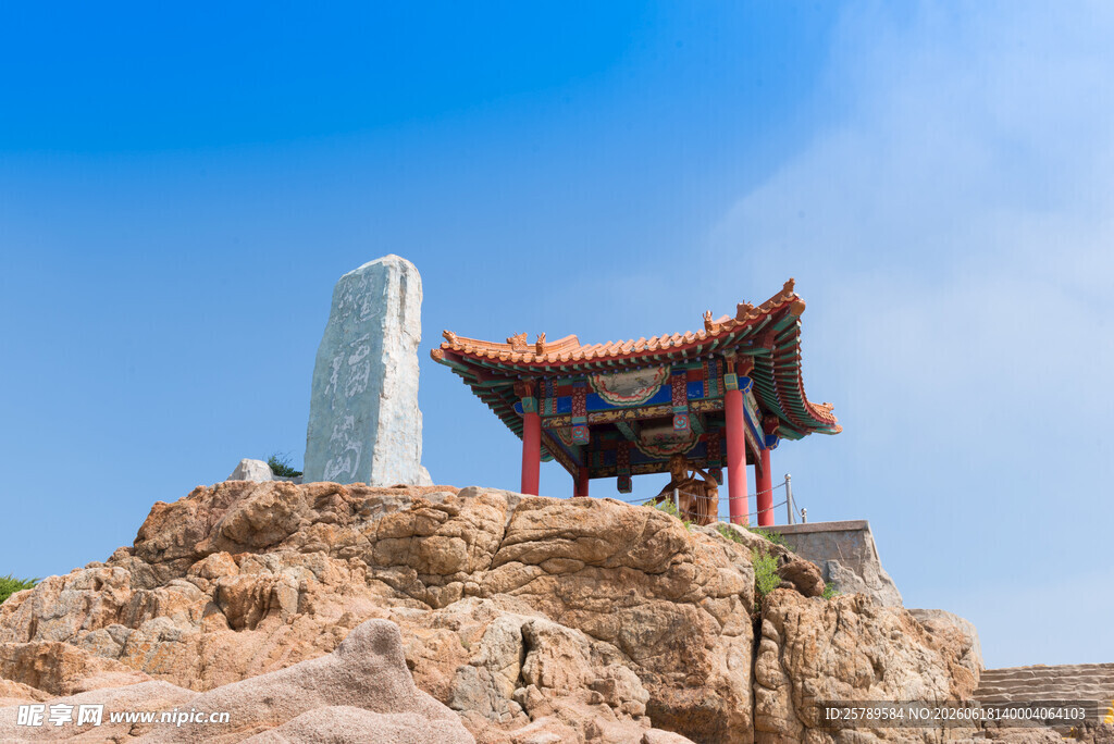 山顶古亭与碑的独特景致