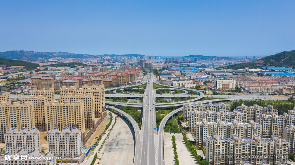 城市俯瞰高楼与道路景观