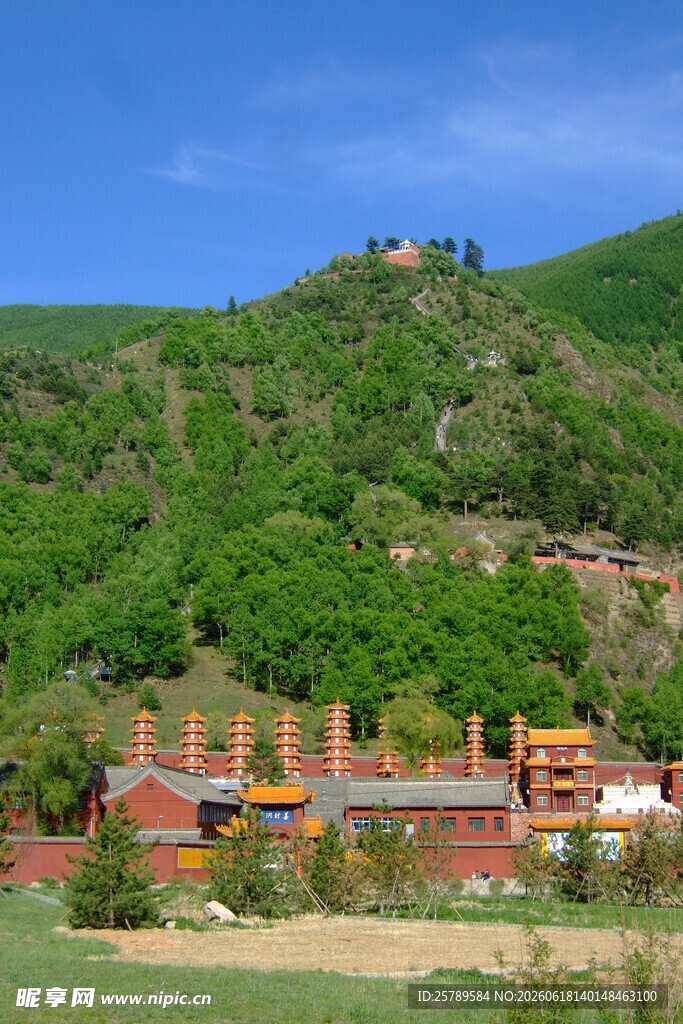 青山下的红顶建筑群