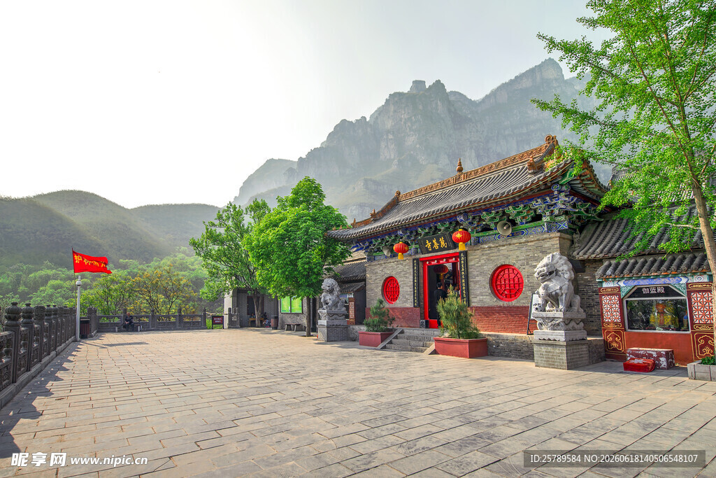 古村风貌中式建筑与远山